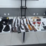 Operação apreende drogas, armas e fardamentos ligados ao Comando Vermelho no interior de AL