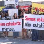 Sob risco de perder matrículas, alunos da Uncisal protestam no Centro de Maceió