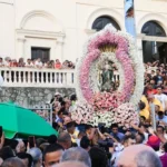 Fiéis lotam às ruas de Maceió na procissão de Nossa Senhora dos Prazeres