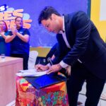 Prefeito Rodrigo Cunha empossa gestores escolares e sanciona jornada de 30 horas para professores