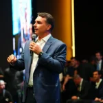 Flávio foi aconselhado por aliados a não deixar o país