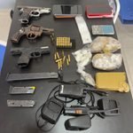 Vídeo: Operação policial prende três pessoas e apreende drogas e armas em Coruripe e Feliz Deserto